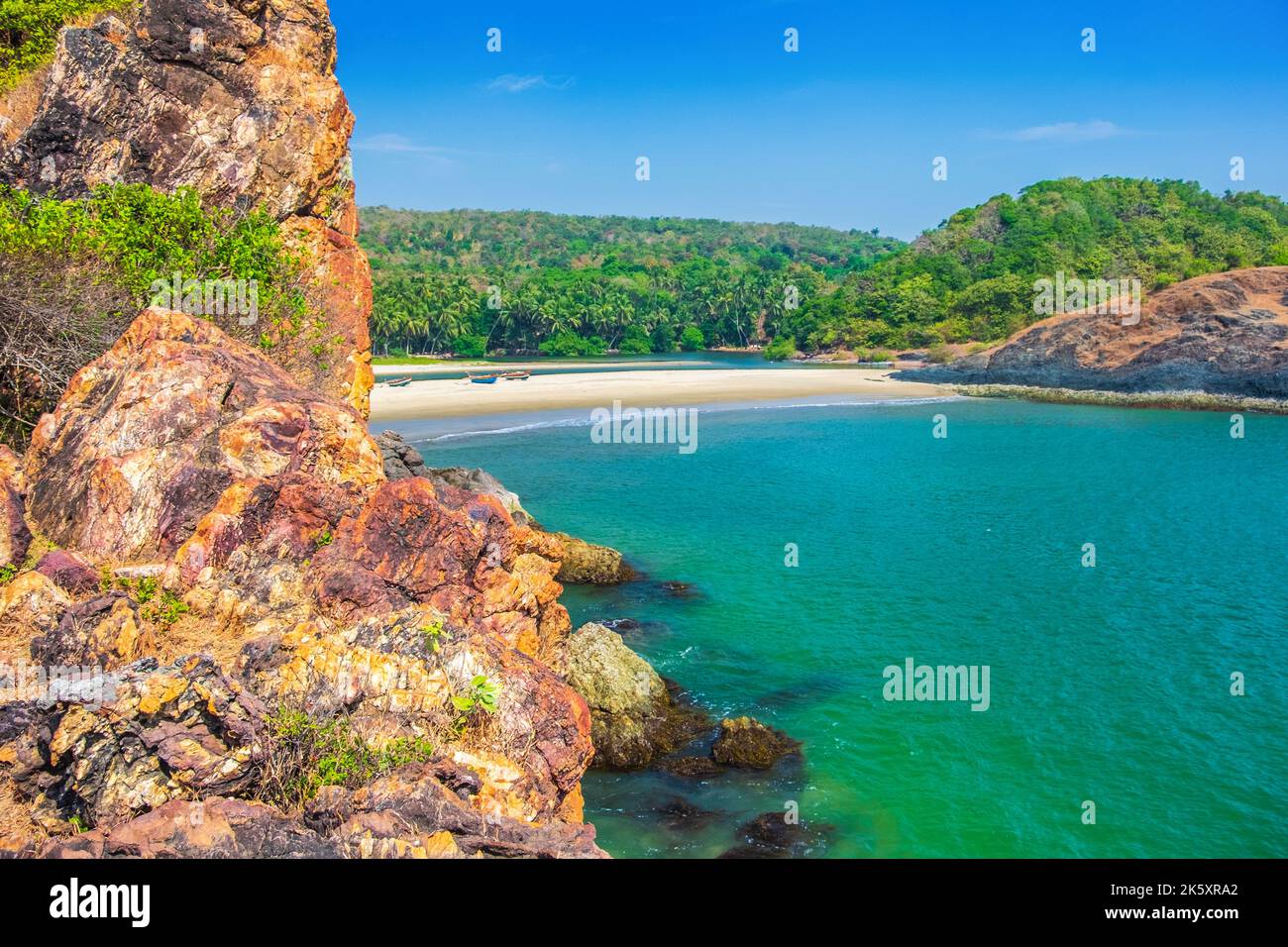 Leere Strände und wunderschöne Küstenlandschaft an der indischen Küste von Konkan Stockfoto