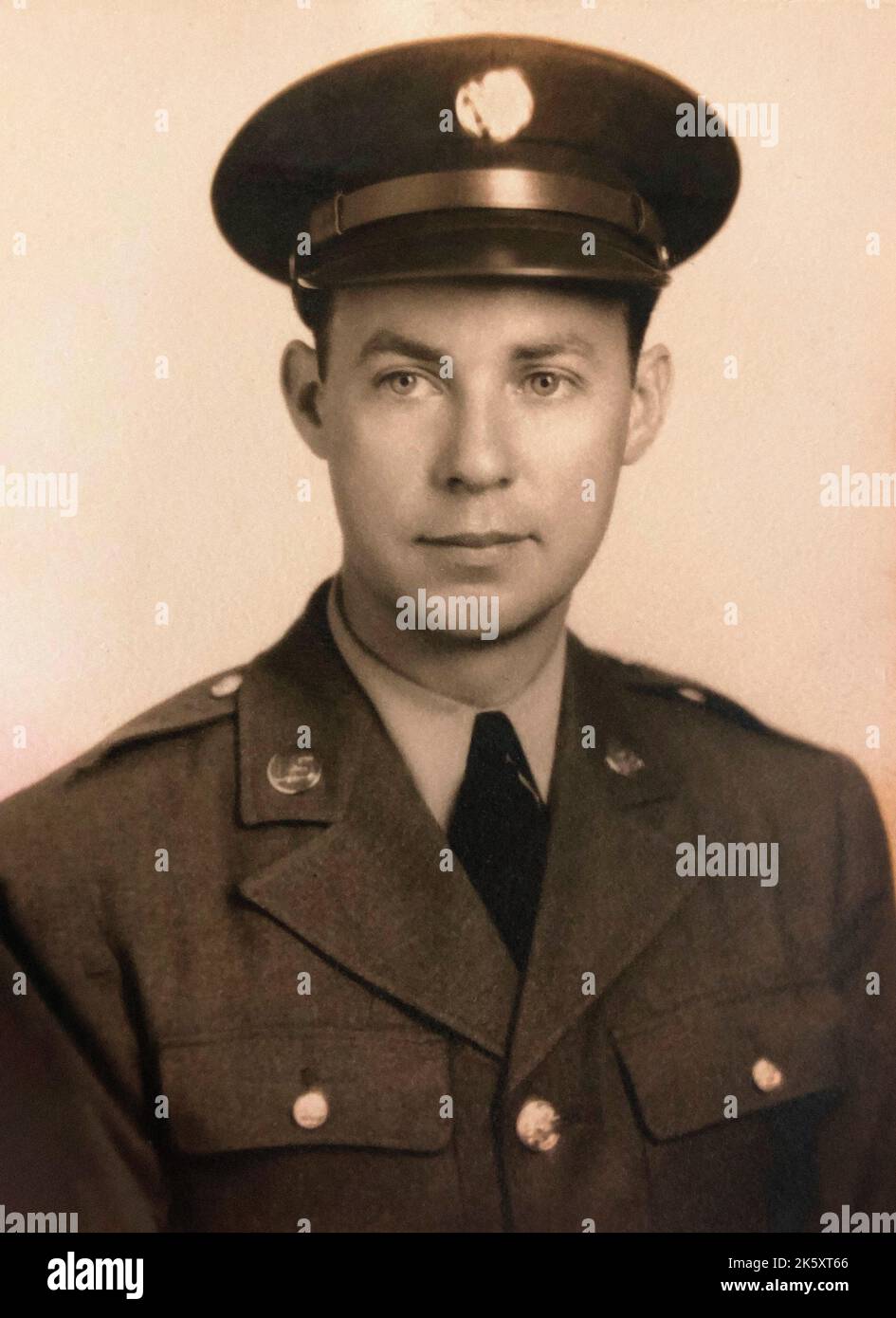 Kopf und Schultern Porträt eines Chief Warrant Officer der US-Armee, 1945 Stockfoto