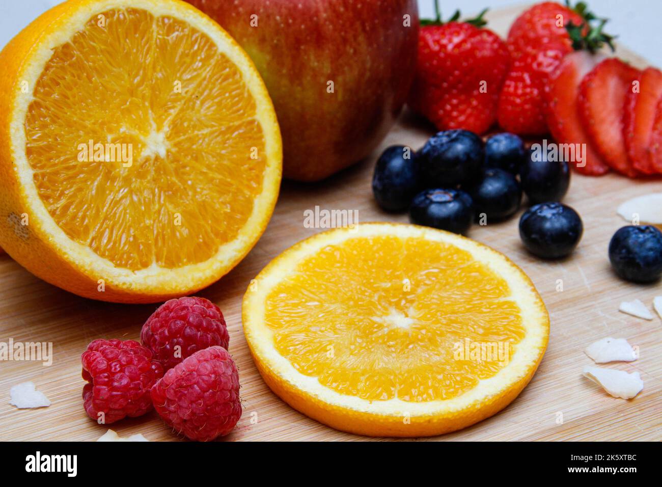 Geschnittenes Obst auf Holzbrett Stockfoto