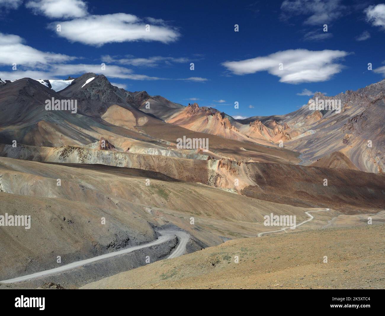 Serpentine Bergstraße in der schönen stolzen Tal von Ladakh, Himalaya, Nordindien. Stockfoto