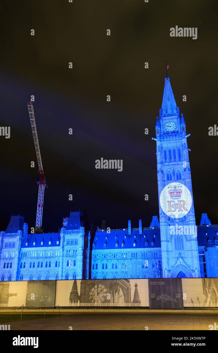 Das kanadische Parlamentsgebäude in Ottawa erstrahlte in Lila zu Ehren von Königin Elizabeth II Stockfoto