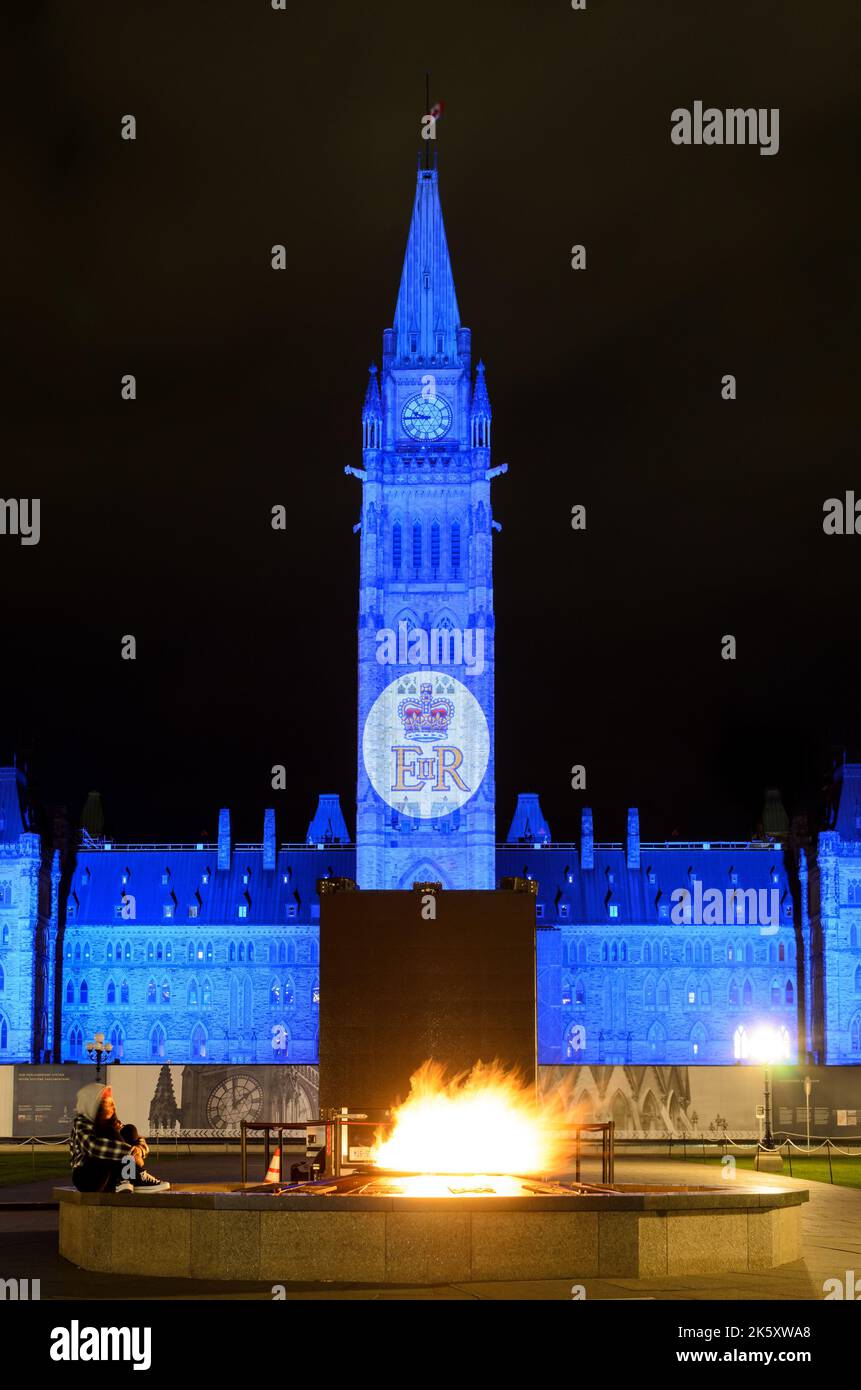 Das kanadische Parlamentsgebäude in Ottawa erstrahlte in Lila zu Ehren von Königin Elizabeth II Stockfoto