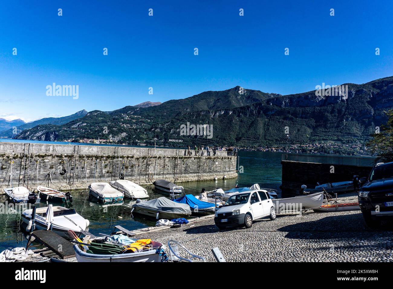 Seher auf einem kleinen Pier in Como, am Comer See, Italien mit den Alpen im Hintergrund. Stockfoto