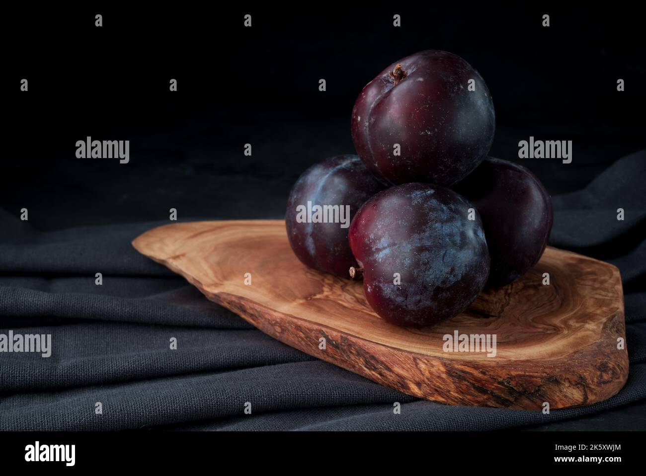 Frische lila Pflaume auf schwarzem Hintergrund Stockfoto