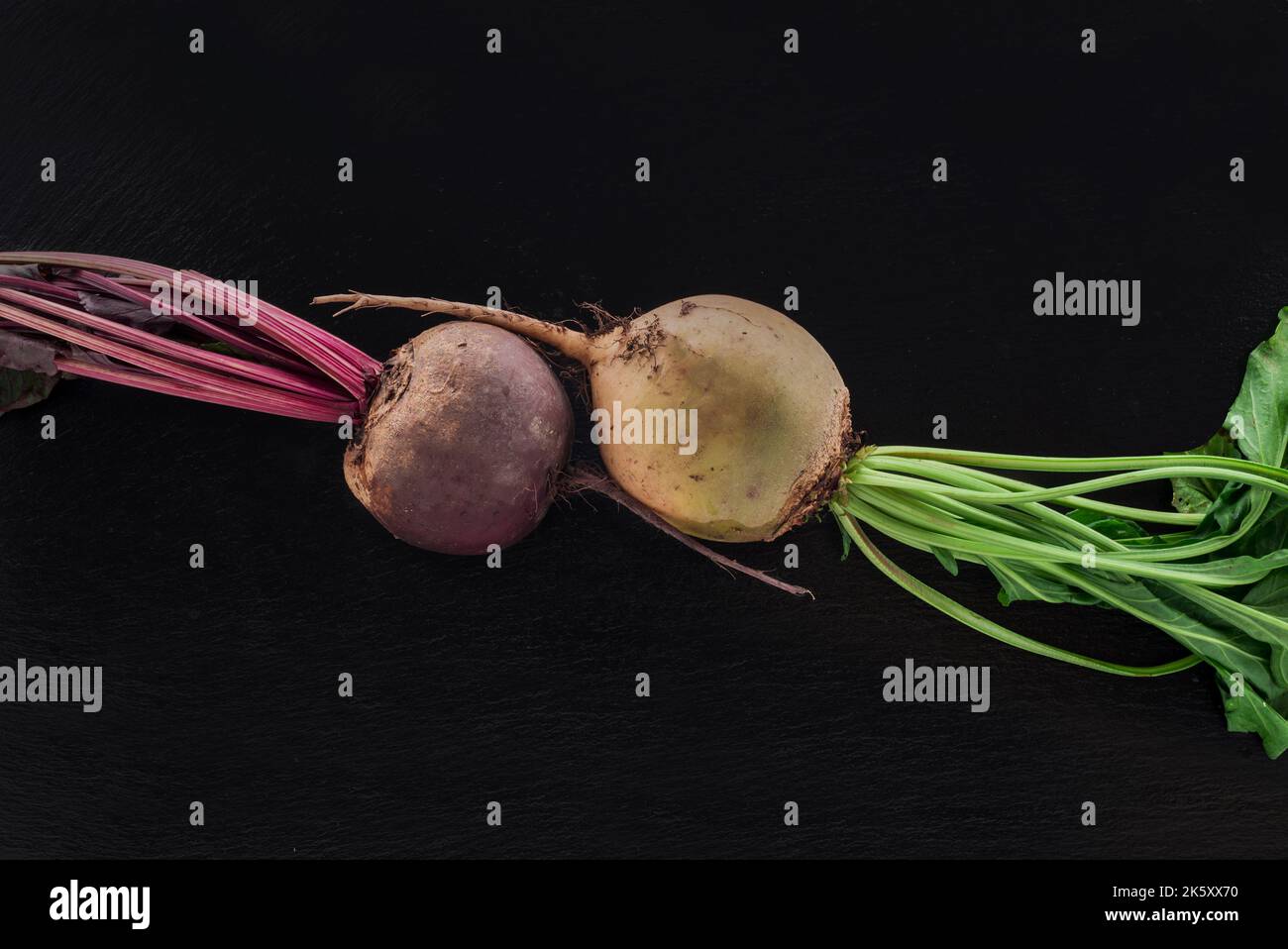 Rote Bete auf dunklen Tisch aus Stein. Ansicht von oben. Vegetarisches Essen Konzept. Stockfoto