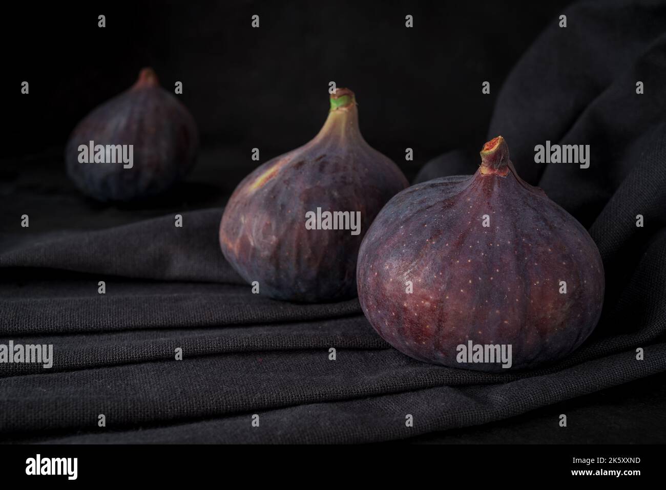 Frische, süße Fruchtfeigen auf dunklem Grund Stockfoto