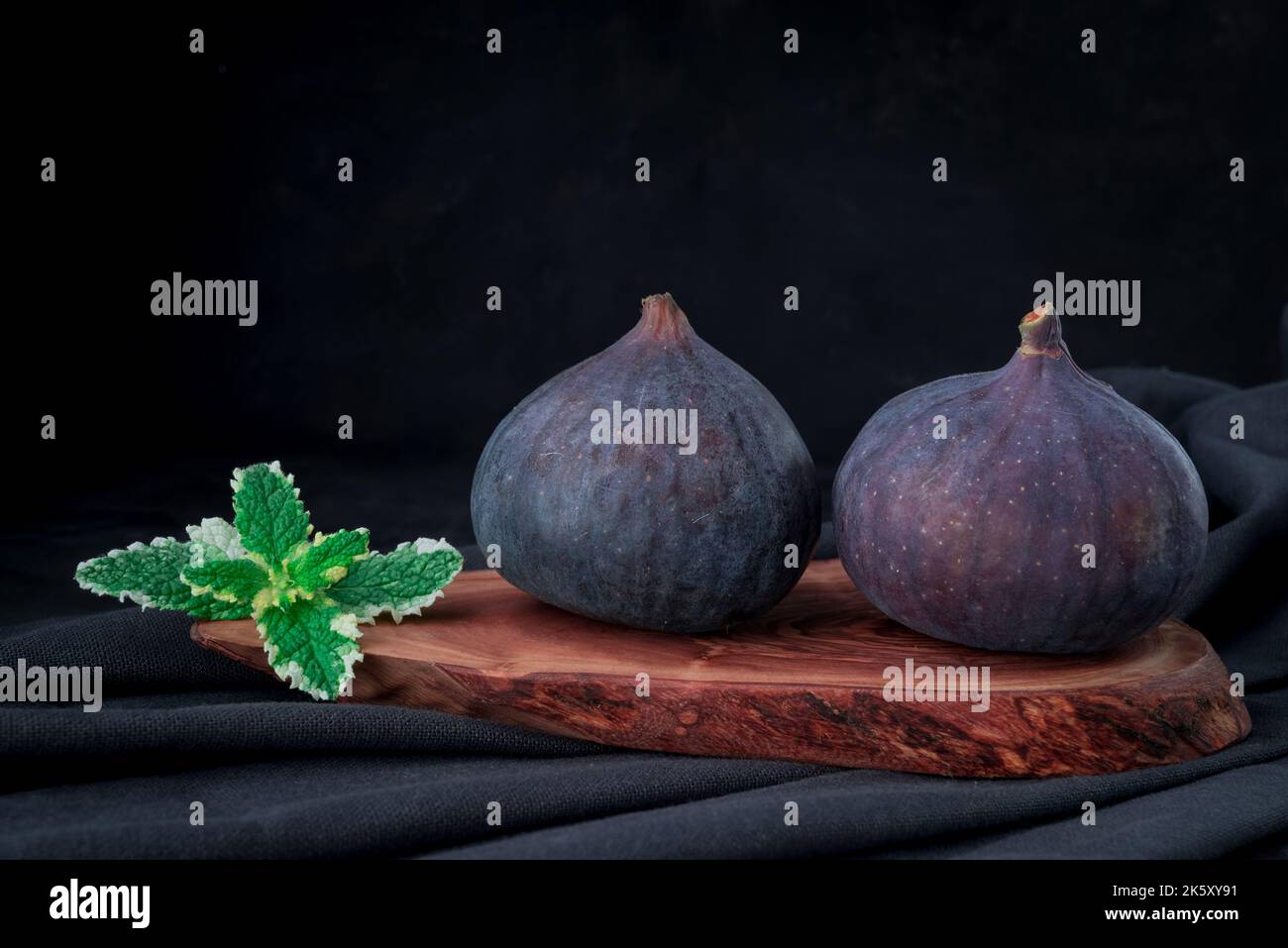 Frische, süße Fruchtfeigen auf dunklem Grund Stockfoto