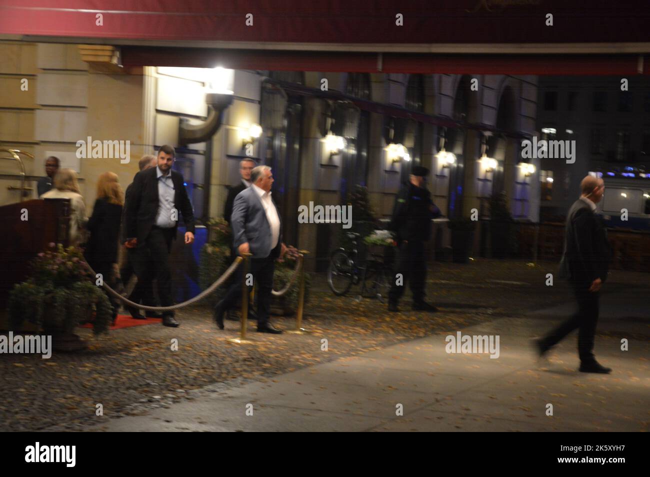 Berlin, 10. Oktober 2022 - Viktor Orbán, Premierminister von Ungarn, verlässt das Hotel Adlon am Pariser Platz. (Foto von Markku Rainer Peltonen) Stockfoto