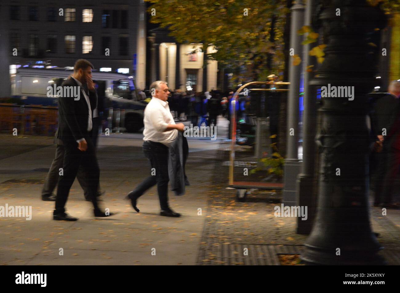 Berlin, 10. Oktober 2022 - Viktor Orbán, Premierminister von Ungarn, verlässt das Hotel Adlon am Pariser Platz. (Foto von Markku Rainer Peltonen) Stockfoto