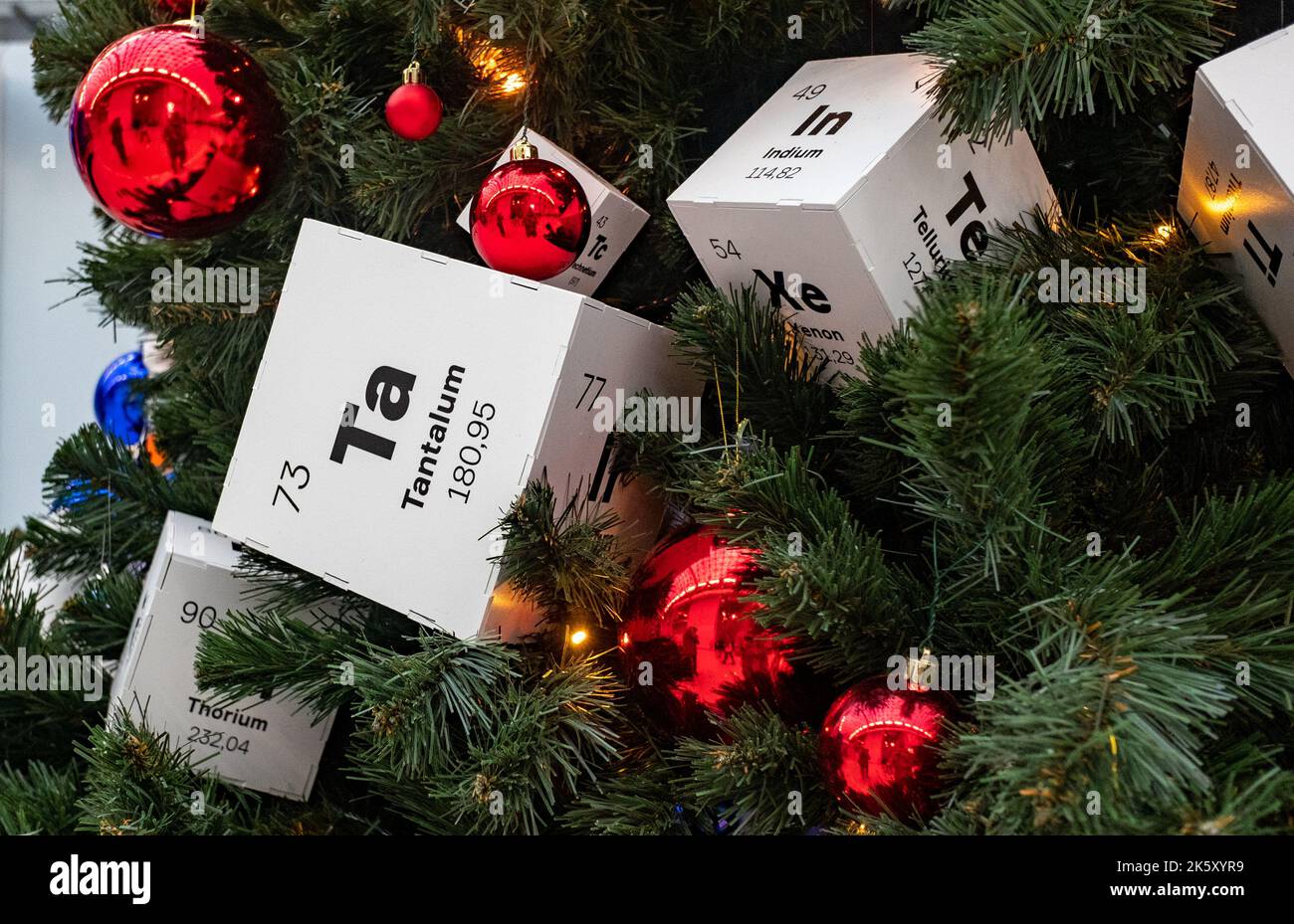 8. Dezember 2021, Sotschi, Russland. Der Papierwürfel mit dem Bild des Tantalums - das Element des Periodensystems Mendelejews auf dem Weihnachtsbaum. Stockfoto