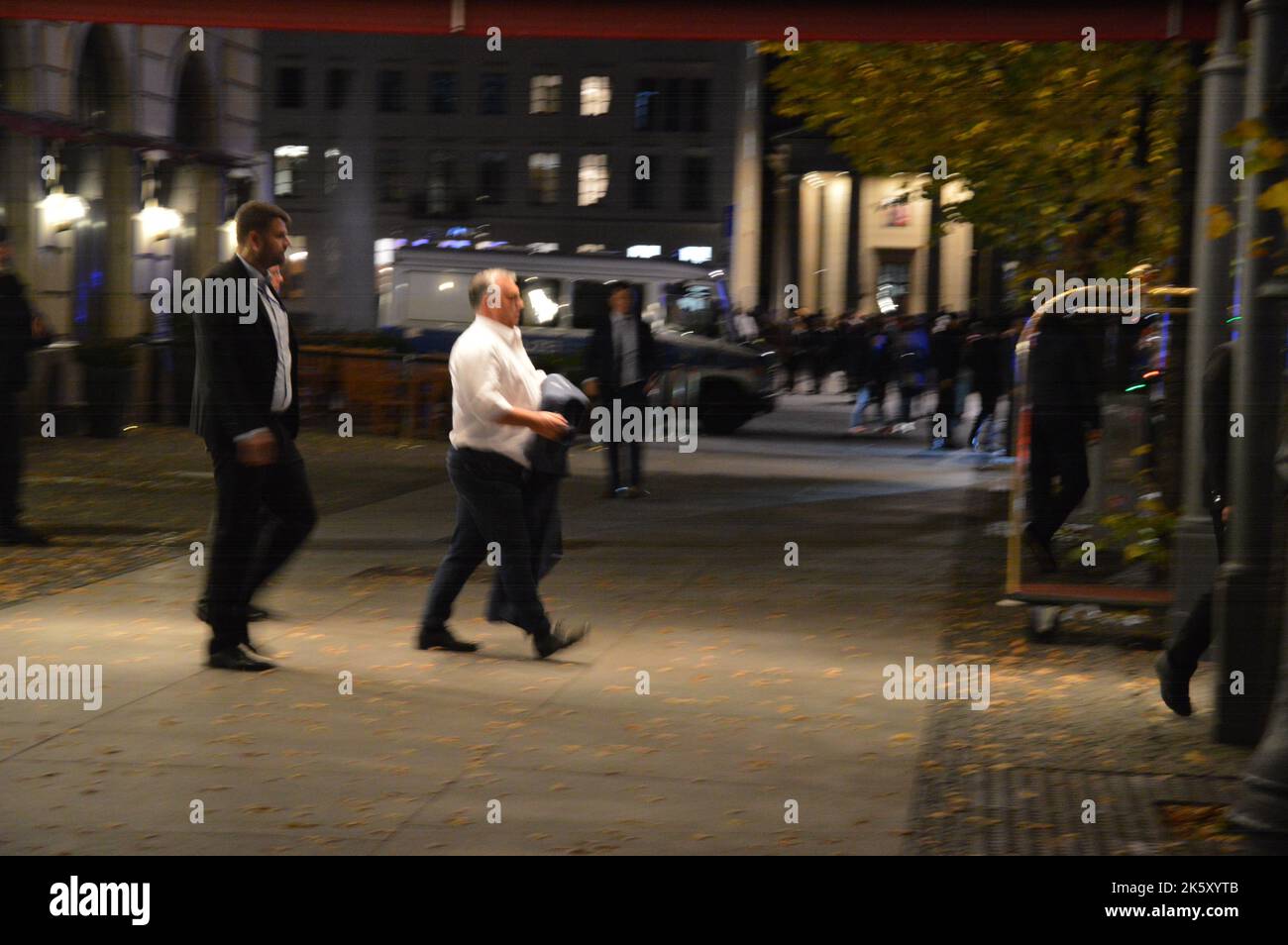 Berlin, 10. Oktober 2022 - Viktor Orbán, Premierminister von Ungarn, verlässt das Hotel Adlon am Pariser Platz. (Foto von Markku Rainer Peltonen) Stockfoto