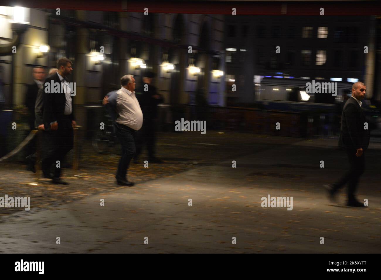 Berlin, 10. Oktober 2022 - Viktor Orbán, Premierminister von Ungarn, verlässt das Hotel Adlon am Pariser Platz. (Foto von Markku Rainer Peltonen) Stockfoto