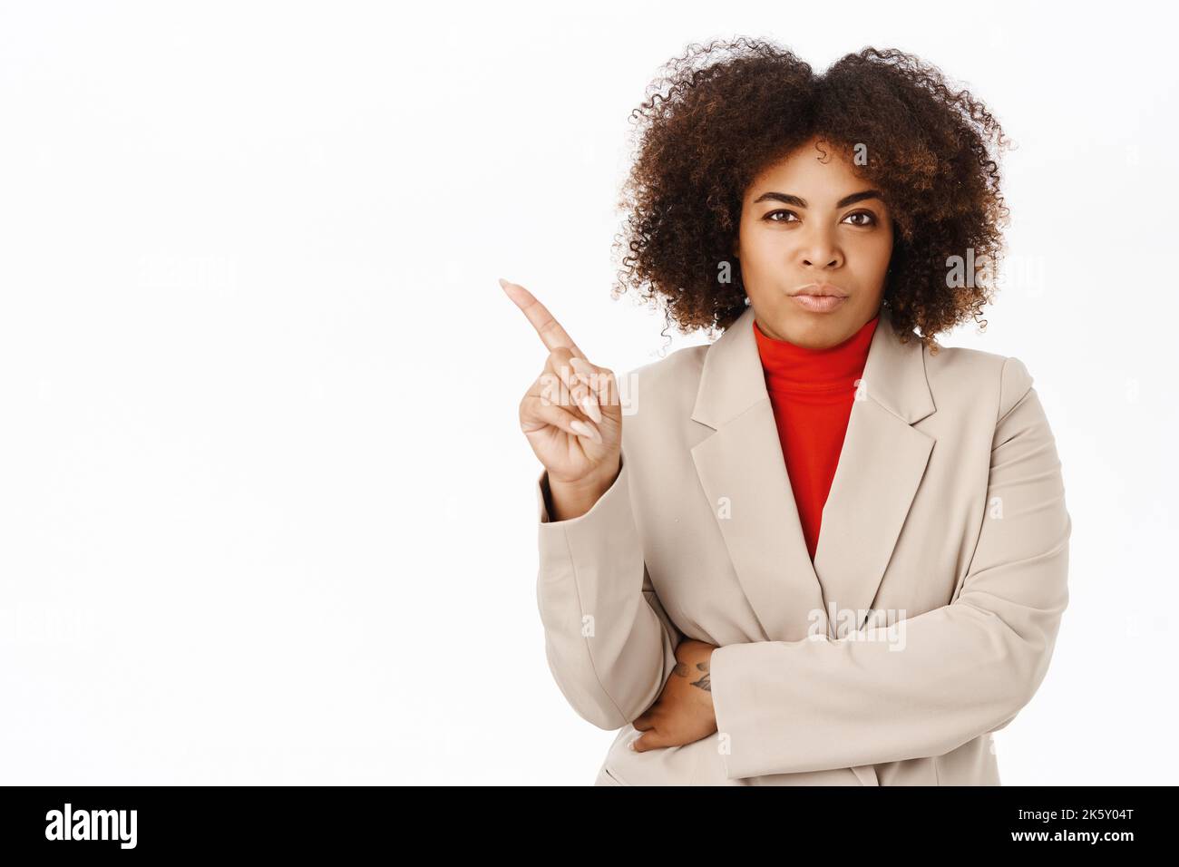 Mitarbeiter in Unternehmen. Seriöse afrikanische Geschäftsfrau, Dame Chef schüttelt Finger in Missbilligung, verbieten oder ablehnen smeth, steht über weißem Hintergrund Stockfoto