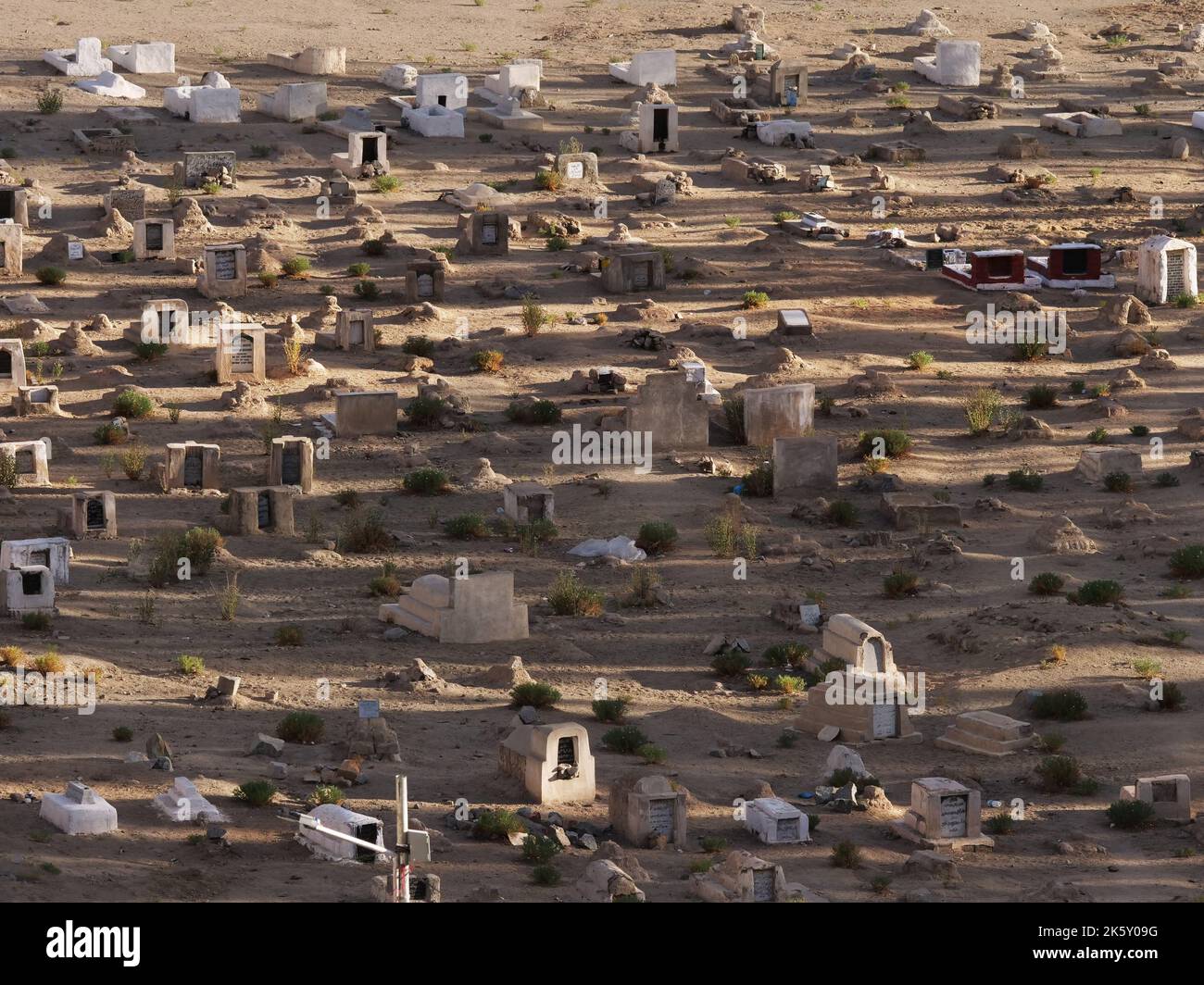 Muslimischer Friedhof mit Steinen auf den Gräbern in den Strahlen der untergehenden Sonne. Stockfoto