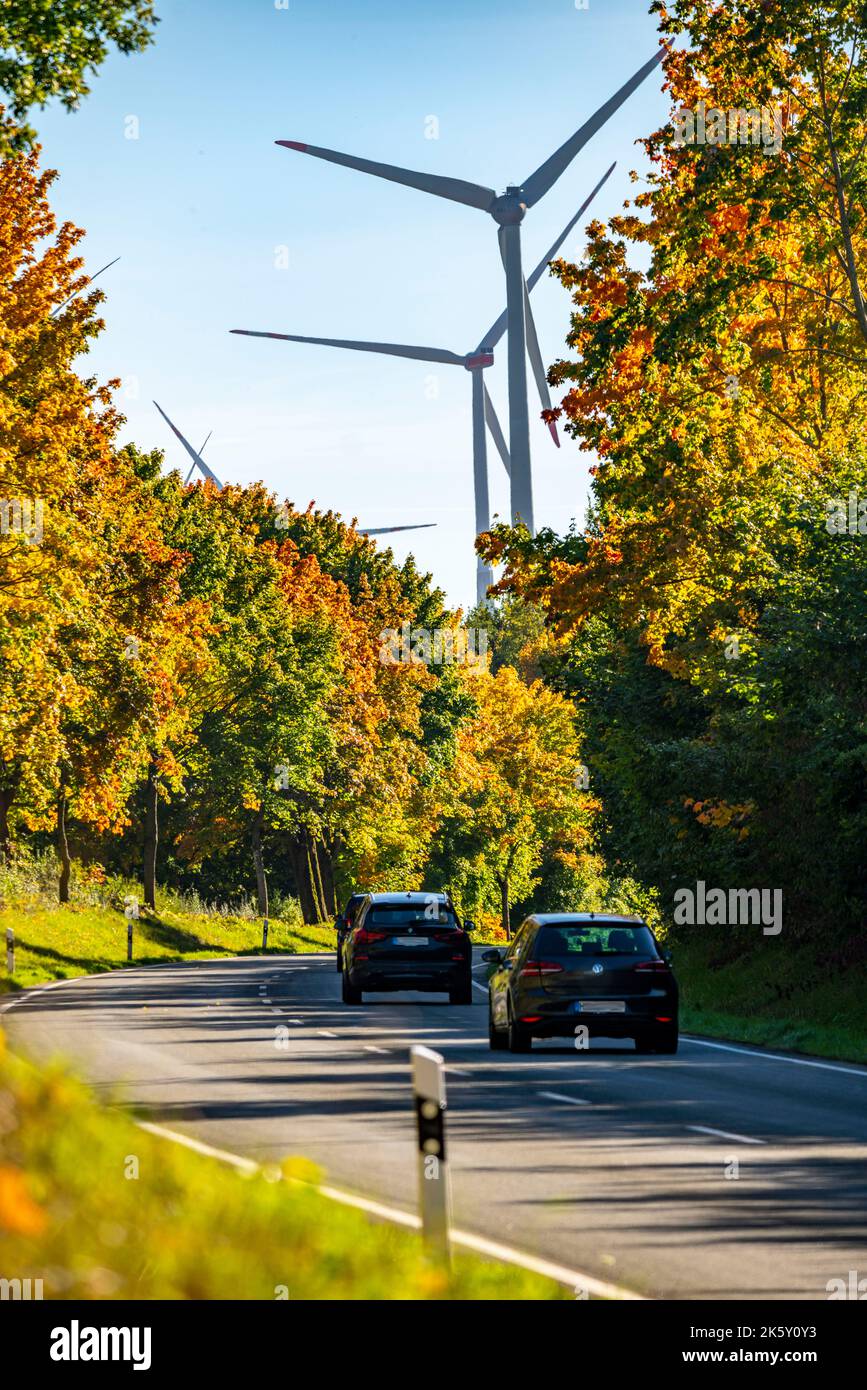Landstraße, Windpark bei Bad Wünneberg, Ostwestfalen-Lippe, NRW, Deutschland, Stockfoto