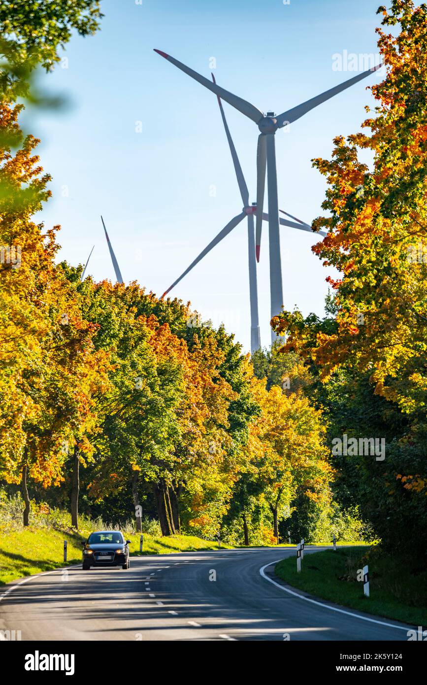 Landstraße, Windpark bei Bad Wünneberg, Ostwestfalen-Lippe, NRW, Deutschland, Stockfoto