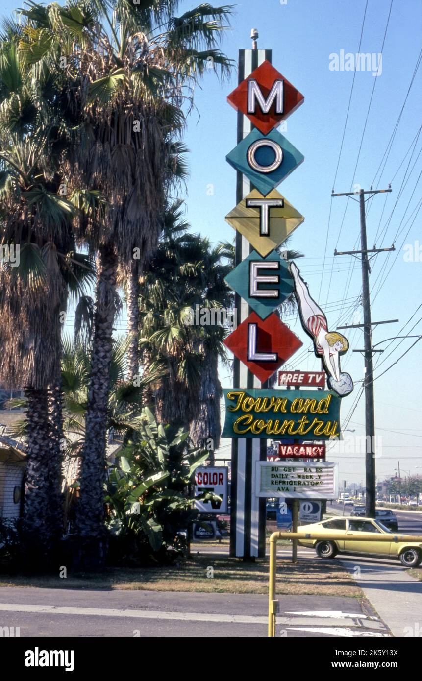 Farbenfrohes Schild für das Town and Country Motel im Buena Park in Orange County, CA. Stockfoto