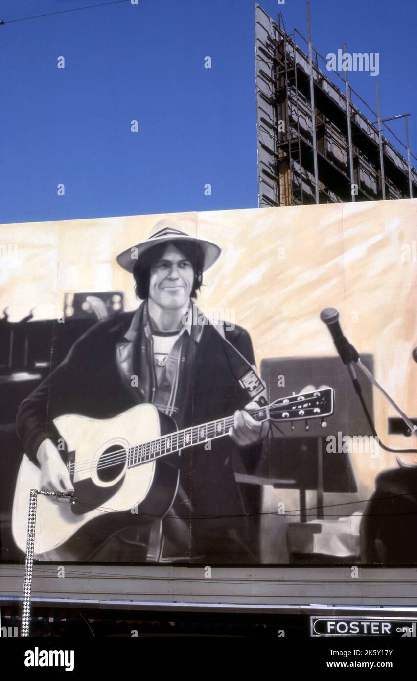 Neil Young Billboard für die Platte kommt Eine Zeit auf dem Sunset Strip im August 1979 Stockfoto