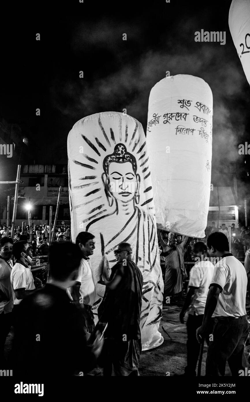 Offene Fotografie von Laternen, die während des Probarona Purnima Festivals im Mukda Buddhist Temple, Dhaka, Bangladesch, veröffentlicht werden. Dieses Bild war Captur Stockfoto