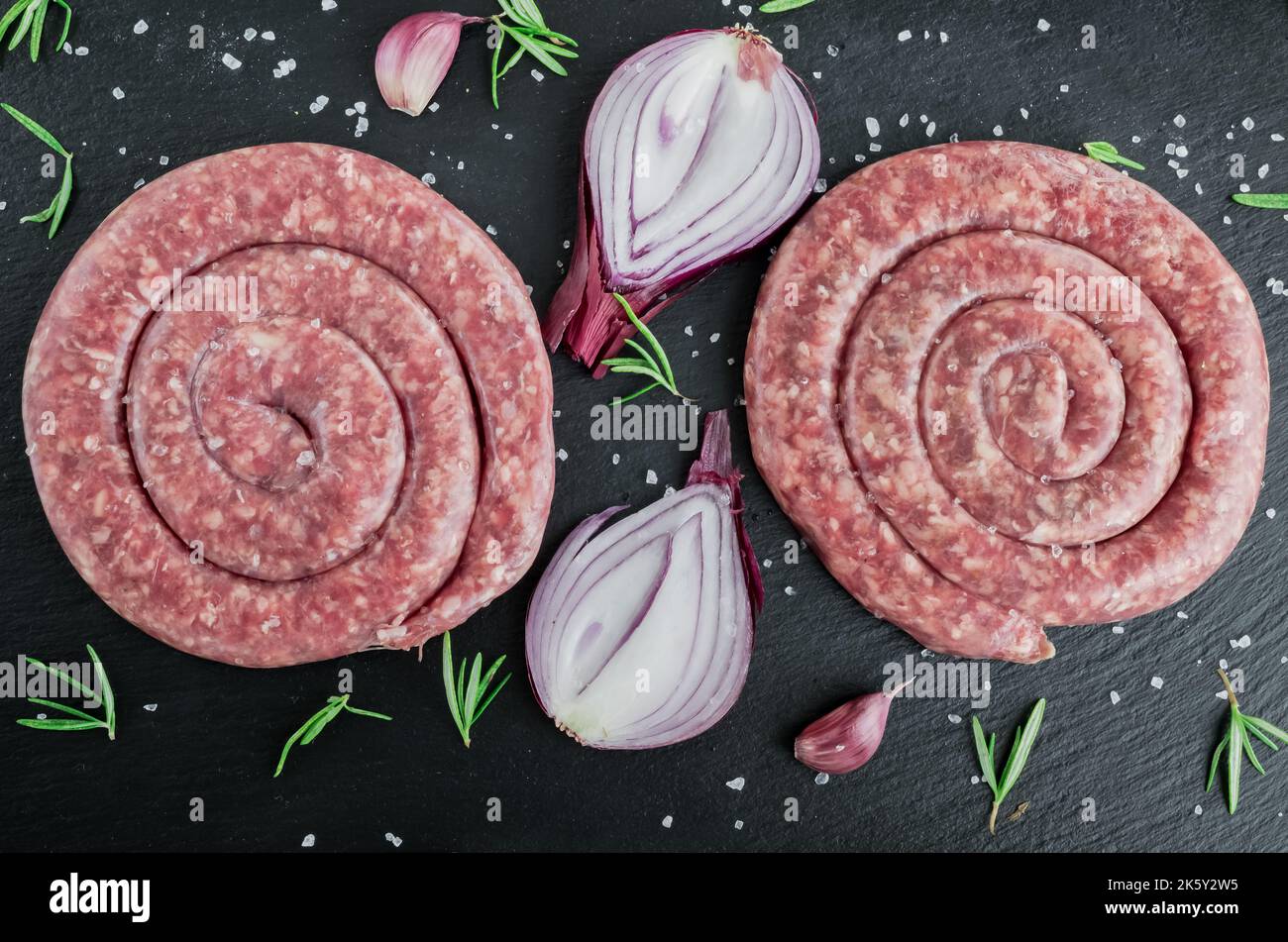 Spiralwurst auf schwarzem Brett Stockfoto