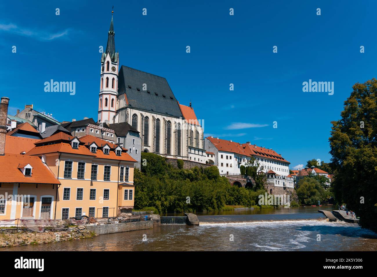 St. Vitus Kirche in Český Krumlov, Tschechische Republik. Nationales Kulturdenkmal im spätgotischen Stil, in der Nähe der Moldau. Cesky Krumlov, Tschechische republik Stockfoto