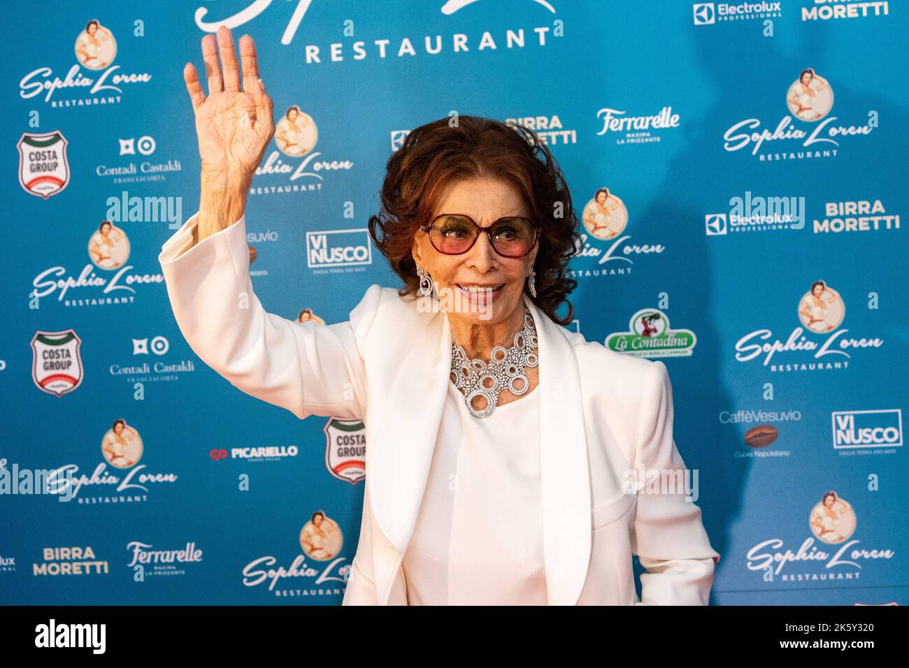 Mailand, Italien. 10. Oktober 2022. Die italienische Schauspielerin Sophia Loren bei der Eröffnung ihres Restaurants Sophia Loren Restaurant Milano Credit: SOPA Images Limited/Alamy Live News Stockfoto