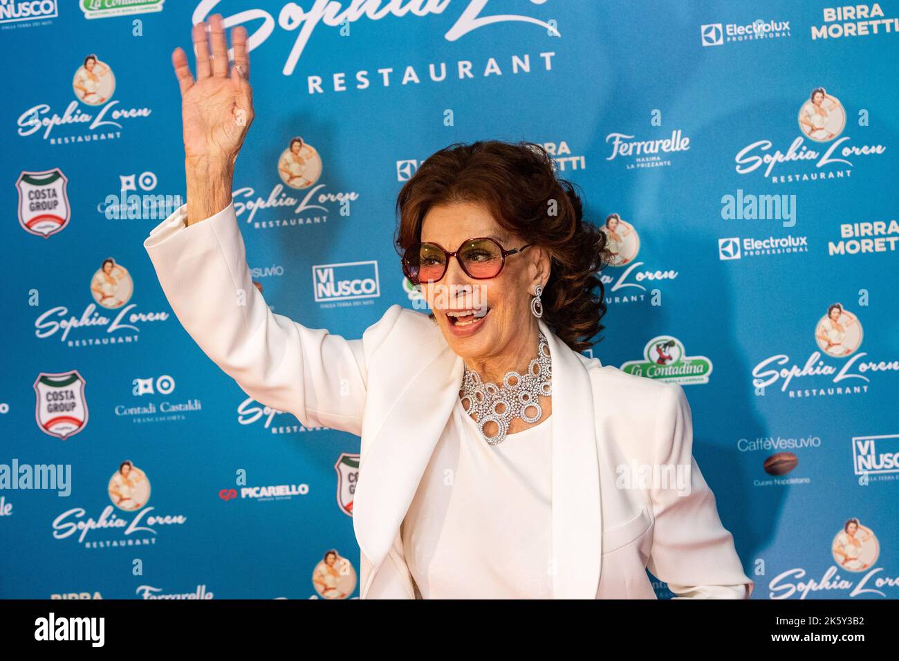 Mailand, Italien. 10. Oktober 2022. Die italienische Schauspielerin Sophia Loren bei der Eröffnung ihres Restaurants Sophia Loren Restaurant Milano (Foto: Mairo Cinquetti/SOPA Images/Sipa USA) Quelle: SIPA USA/Alamy Live News Stockfoto