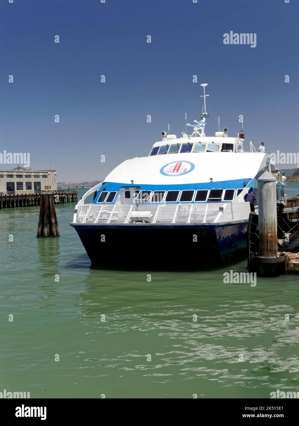 Eine der Golden Gate Fähren legt am Pier von Gate B am Fährhafen von San Francisco fest. Stockfoto