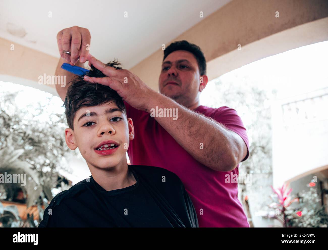 Kind bekommt einen Haarschnitt Stockfoto