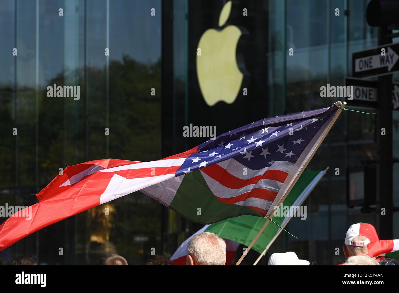 New York, USA. 10. Oktober 2022. Während der jährlichen Columbus Day Parade 78. in New York, NY, am 10. Oktober 2022, marschieren die Menschen auf die Fifth Avenue. (Foto von Anthony Behar/Sipa USA) Quelle: SIPA USA/Alamy Live News Stockfoto