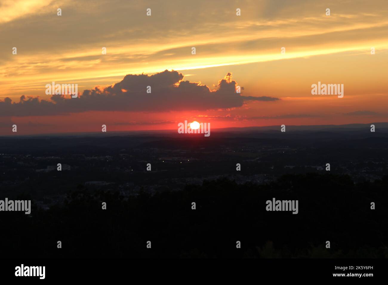 Wunderschöner Sonnenuntergang vom Berg aus gesehen Stockfoto