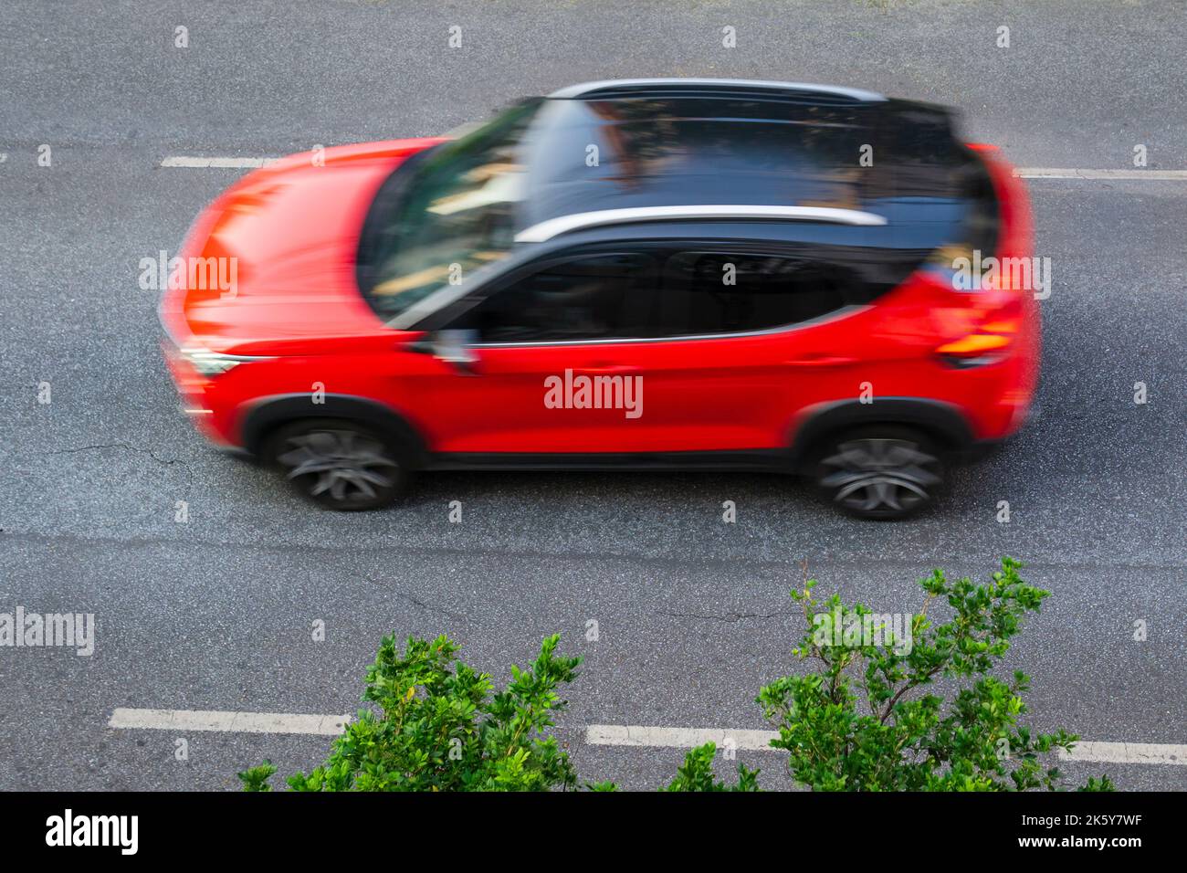 Draufsicht auf einen roten SUV mit schwarzem Dach, der auf einer Straße in Belo Horizonte, Brasilien, fährt. Stockfoto