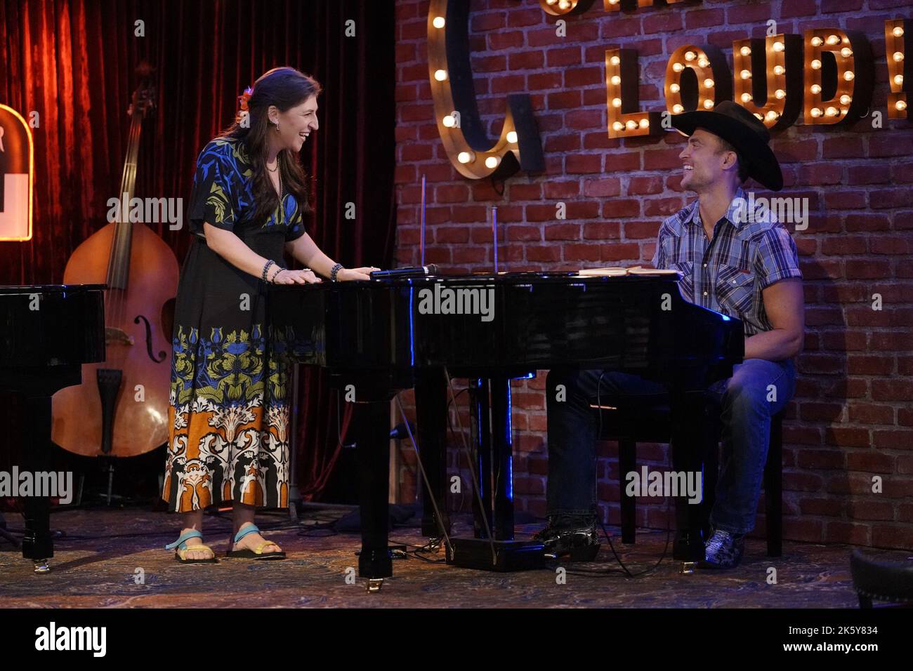 CALL ME KAT, von links Mayim Bialik, Cheyenne Jackson, Call Me Ken