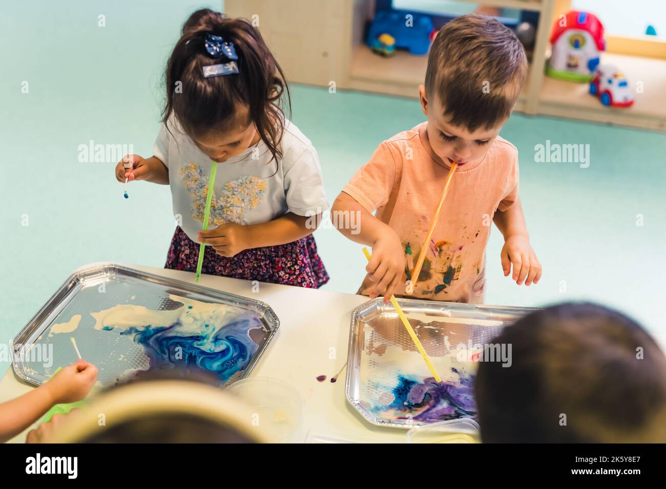 Kinder mit modernen Maltechniken im Kindergarten, Medium shot Kinderkonzept. Hochwertige Fotos Stockfoto