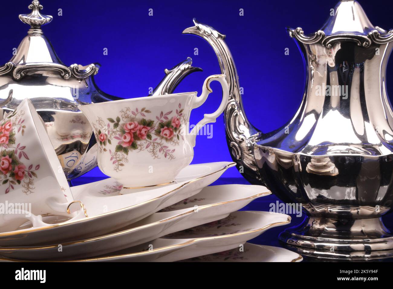 China-Teeset mit silbernem Tee und Kaffeekannen Stockfoto