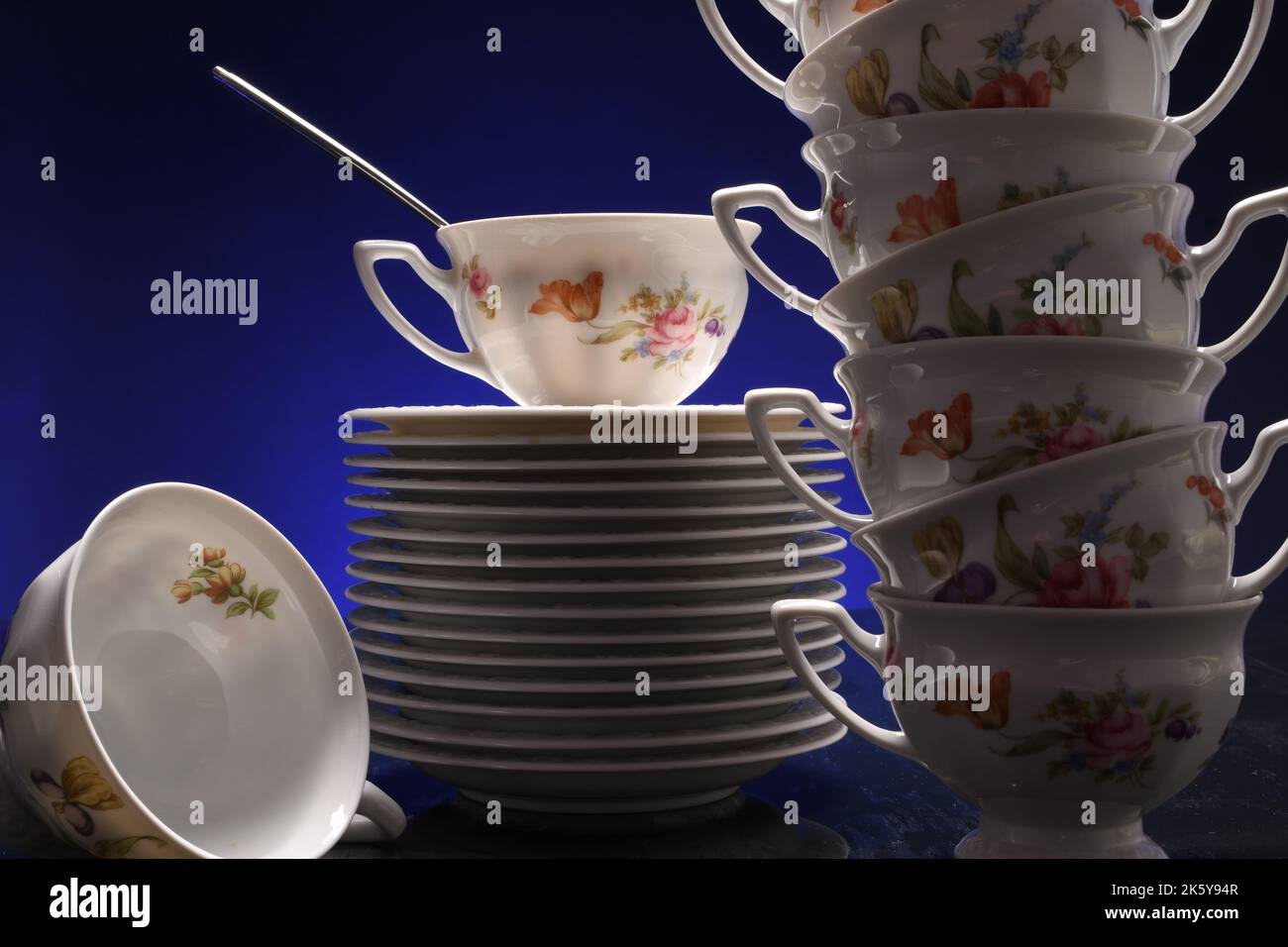 Teetasse und gestapelte Untertassen Stockfoto