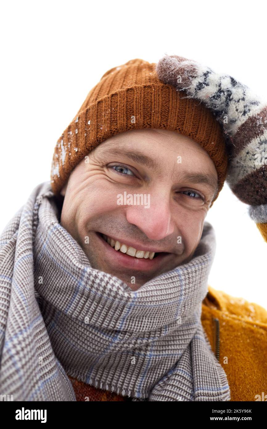 Nahaufnahme Porträt eines sorglosen jungen Mannes, der im Winter lächelt, Selfie POV Stockfoto