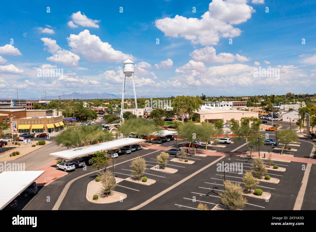 Gilbert, Arizona, USA. Vorort von Phoenix. Drohne steigt über den Parkplatz. Stockfoto