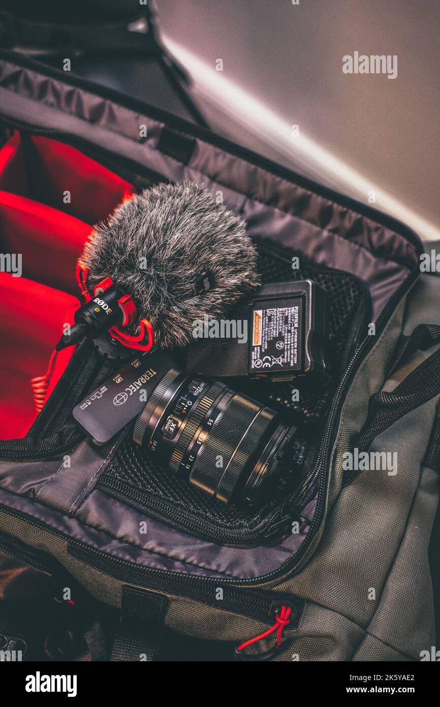 Eine vertikale Aufnahme von fujifilm XT3 Kameraausrüstung und einem Rode-Mikrofon in einer Kameratasche Stockfoto
