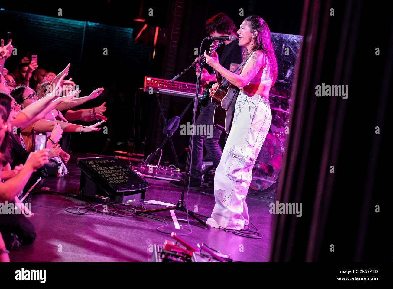 Barcelona, Spanien. 2022.10.10. Elisa Toffoli die italienische Sängerin spielt auf der Back to the Future Live Tour auf der Apolo 2 am 10. Oktober 2022 auf der Bühne. Stockfoto