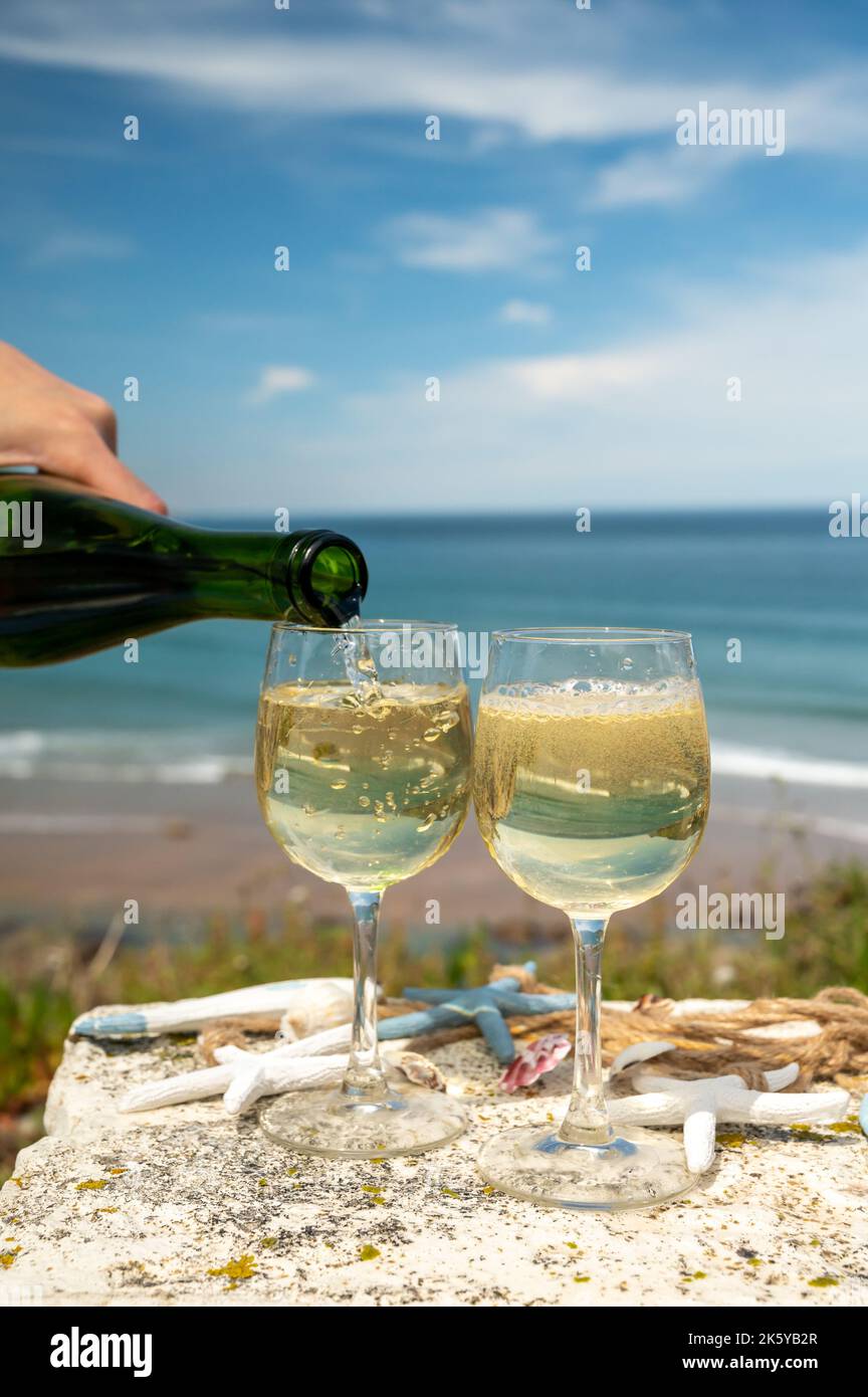 Verkostung von Txakoli oder chacolí leicht prickelndem, sehr trockenem ...