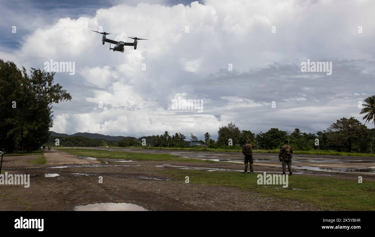 US-Marineinfanteristen mit 1. Bataillons und 2D Marineinfanteristen beobachten einen MV-22B Fischadler, der Truppen für KAMANDAG 6 auf dem Marinestützpunkt Camilo Ossia, Philippinen, transportiert, 2. Oktober 2022. KAMANDAG ist eine jährliche bilaterale Übung zwischen den Streitkräften der Philippinen und dem US-Militär, die darauf ausgerichtet ist, Interoperabilität, Fähigkeiten, Vertrauen und Zusammenarbeit zu stärken, die über Jahrzehnte hinweg gemeinsam genutzt wurde. (USA Marine Corps Foto von Sgt. Danny Gonzalez) Stockfoto
