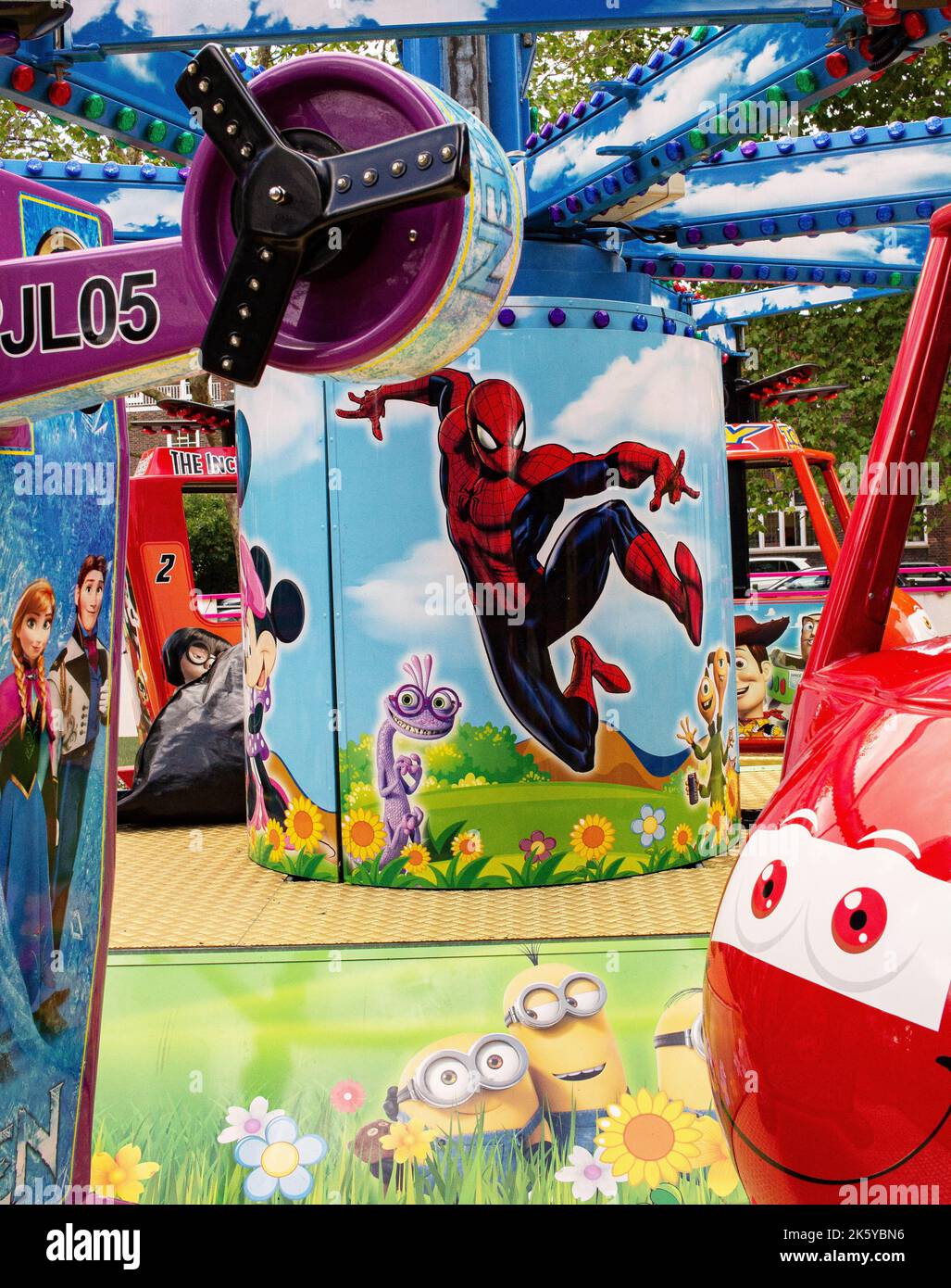 Messegelände in Parsons Green, West London, Großbritannien; Fahrgeschäfte in superhellen Farben, Luftballons, Autos, Züge und Spiderman Stockfoto
