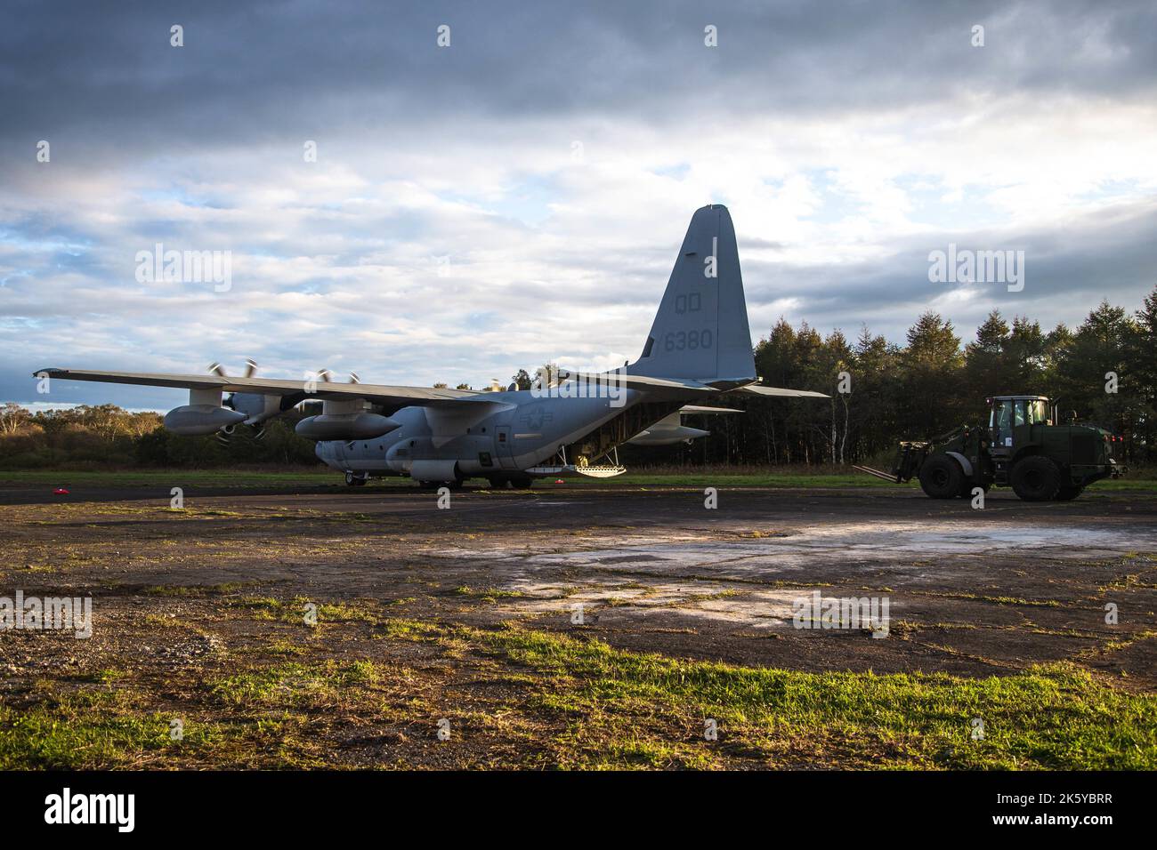 US-Marineinfanteristen mit Marine Air Control Squadron 4 bereiten sich darauf vor, während des Resolute Dragon 22 im Lager Betsukai, Hokkaido, Japan, am 8. Oktober 2022, die Munitionskunition eines Super Hercules KC-130J abzuladen. Resolute Dragon 22 ist eine jährliche bilaterale Übung zur Stärkung der Verteidigungsfähigkeiten der US-Japan-Allianz durch die Ausübung integrierter Kommando- und Kontrollmaßnahmen, das Anvisieren, die Kombination von Waffen und Manöver über mehrere Bereiche hinweg. (USA Marine Corps Foto von CPL. Diana Jimenez) Stockfoto