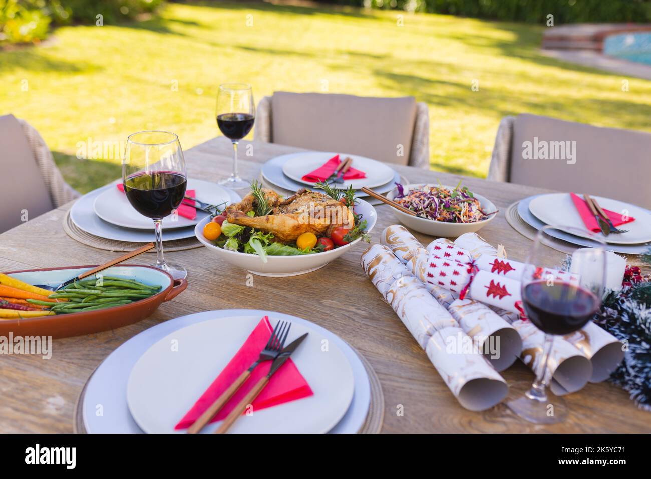 Ein Holztisch für eine Mahlzeit im sonnigen Garten Stockfoto