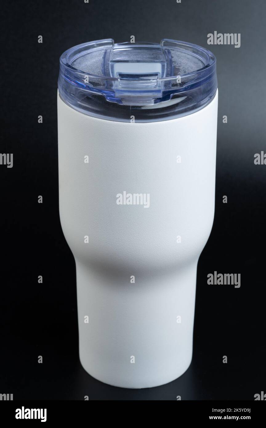 Weiße Flasche für Wasser mit isometrischem Deckel isoliert auf schwarzem Hintergrund Stockfoto