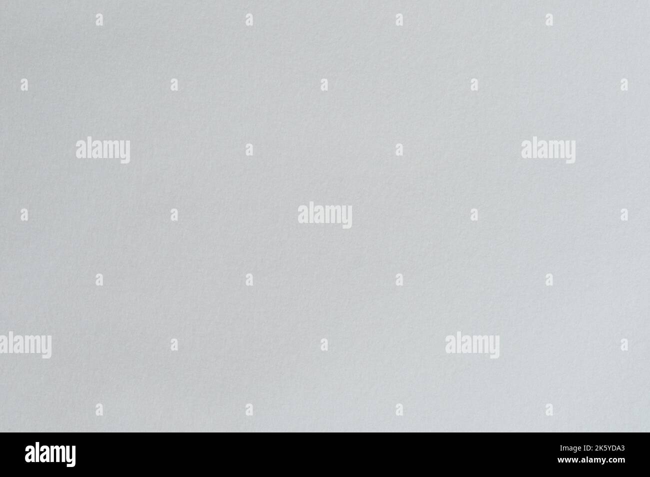 Makro-Nahaufnahme mit mattweißer Papierbogen-Textur im Hintergrund Stockfoto