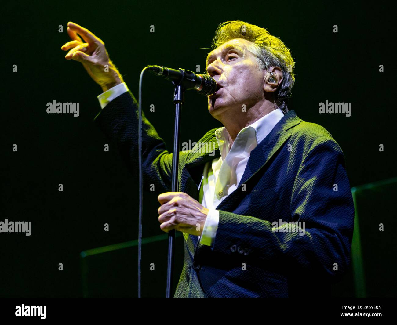 Glasgow, Schottland,10.. Oktober 2022, Roxy Music tritt live im OVO Hydro in Glasgow auf am Montag, den 10.. Oktober 2022, waren Bryan Ferry, Andy Mackay, Phil Manzanera und Paul Thompson wieder auf der Bühne, um das 50.-jährige Bestehen ihres bahnbrechenden Debütalbums zu feiern. Hauptbesetzung Bryan Ferry – Gesang, Keyboards, Klavier, Andy Mackay – Saxophon, Oboe, Keyboards, Backing Vocals Paul Thompson – Schlagzeug Phil Manzanera – Leadgitarre, gelegentlich Backing Vocals und Bass Bild: Alan Rennie Foto: Alan Rennie/Alamy Live News Stockfoto