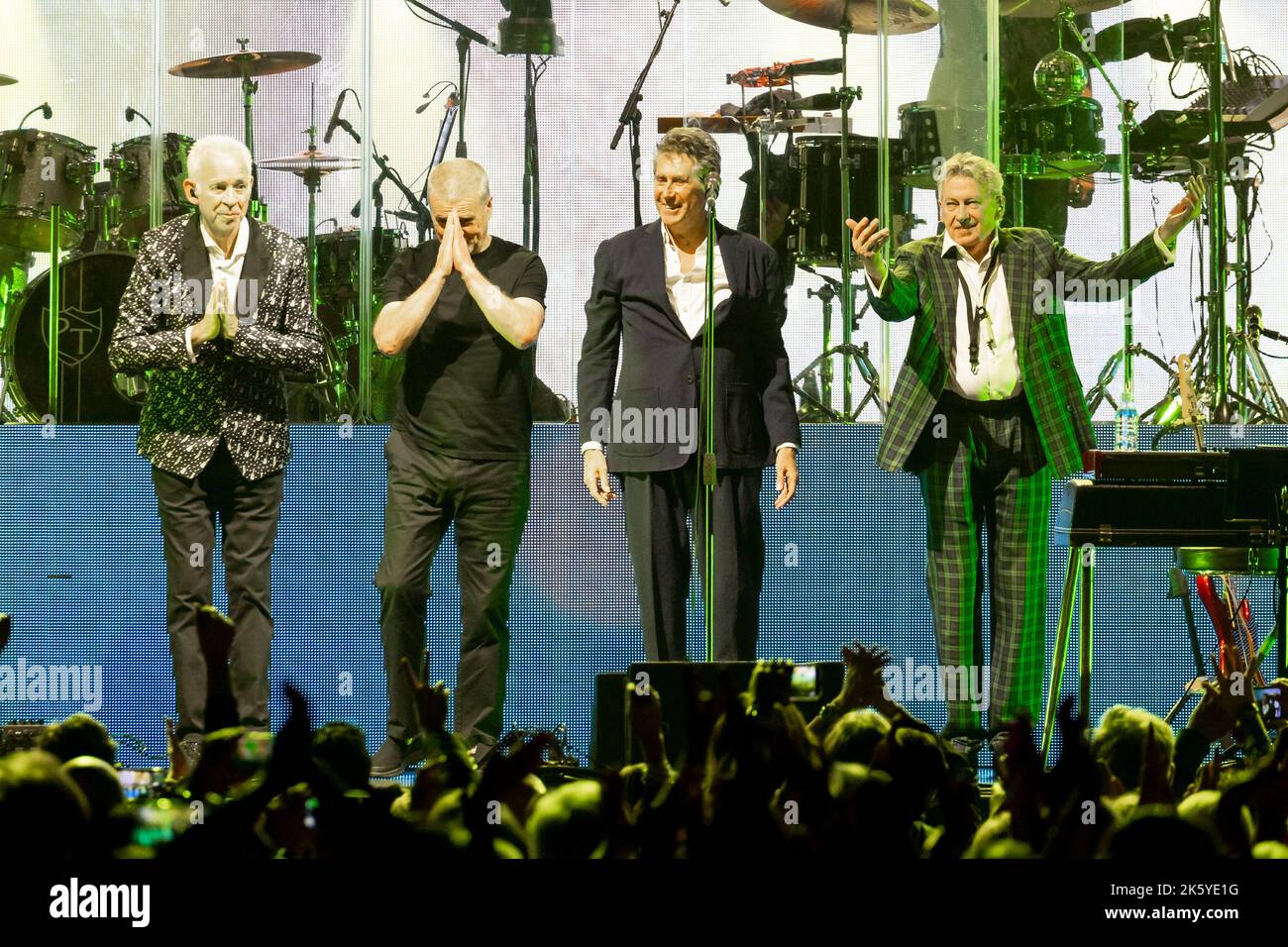 Glasgow, Schottland,10.. Oktober 2022, Roxy Music tritt live im OVO Hydro in Glasgow auf am Montag, den 10.. Oktober 2022, waren Bryan Ferry, Andy Mackay, Phil Manzanera und Paul Thompson wieder auf der Bühne, um das 50.-jährige Bestehen ihres bahnbrechenden Debütalbums zu feiern. Hauptbesetzung Bryan Ferry – Gesang, Keyboards, Klavier, Andy Mackay – Saxophon, Oboe, Keyboards, Backing Vocals Paul Thompson – Schlagzeug Phil Manzanera – Leadgitarre, gelegentlich Backing Vocals und Bass Bild: Alan Rennie Foto: Alan Rennie/Alamy Live News Stockfoto