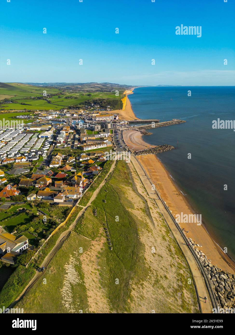 Blick aus der Luft auf den Badeort West Bay an der Dorset Jurassic Coast. Stockfoto